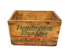 REMINGTON SHUR SHOT DUPONT WOODEN AMMUNITION CRATE WITH GREEN AND RED LETTERING
