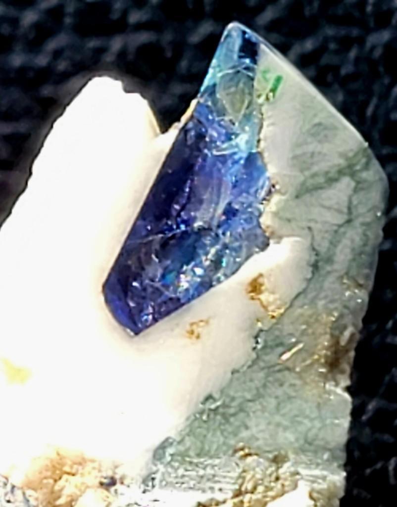 RARE BENITOITE GEOLOGICAL SPECIMEN MINED IN NEVADA