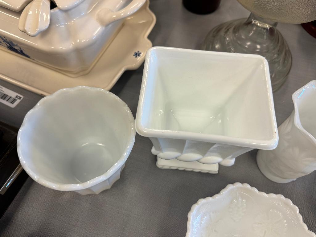 VINTAGE MILK GLASS COLLECTIBLE GLASSWARE