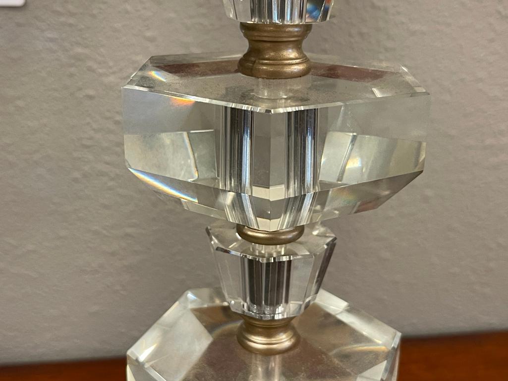 MODERN CONTEMPORARY STACKED LUCITE TABLE LAMP WITH SILVER FINISH ROUND BASE AND TEXTILE SHADE