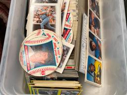 ASSORTED MLB BASEBALL CARDS INCLUDING TOPPS 1980, 1991 UPPER DECK, AND FLEER 1983
