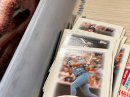 ASSORTED MLB BASEBALL CARDS INCLUDING TOPPS 1980, 1991 UPPER DECK, AND FLEER 1983