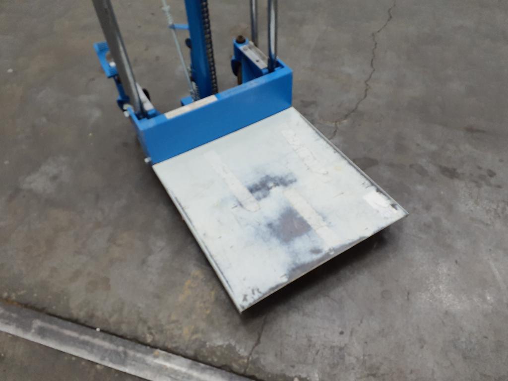 880 Pound Capacity Mobile Table lift