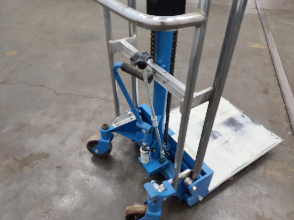 880 Pound Capacity Mobile Table lift