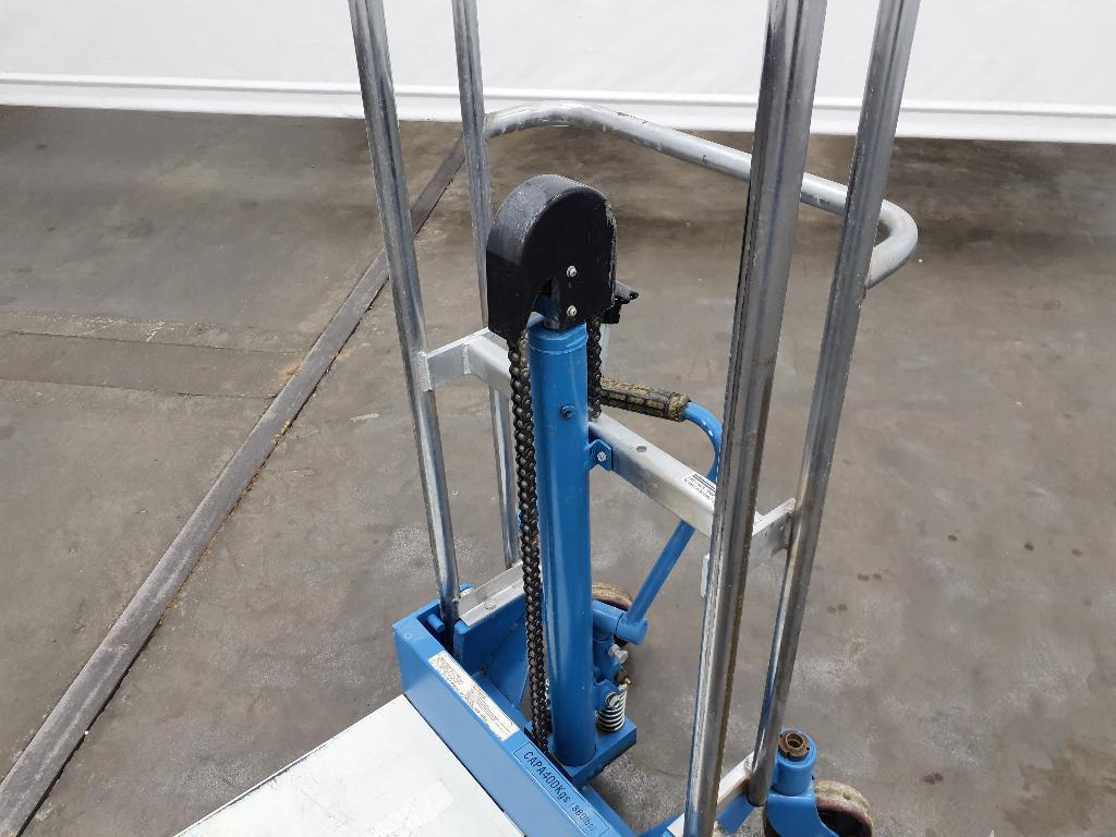 880 Pound Capacity Mobile Table lift