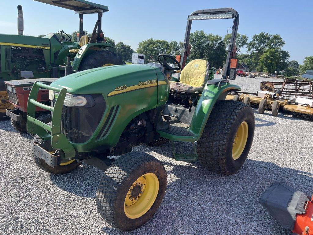 John Deere 4320