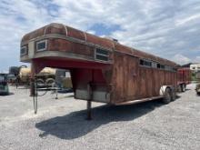 Gooseneck horse trailer