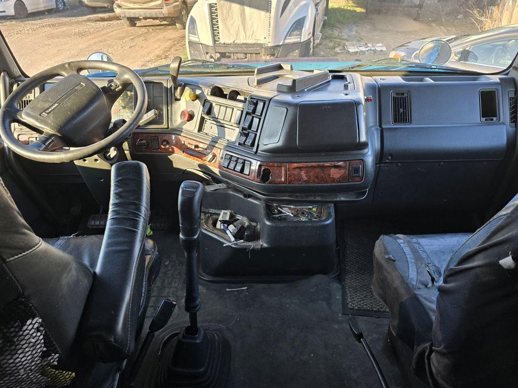 2001 Volvo VNL660 w/ Rebuilt Detroit 60 Series Engine
