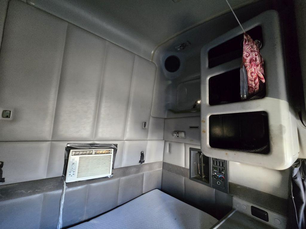 2001 Volvo VNL660 w/ Rebuilt Detroit 60 Series Engine