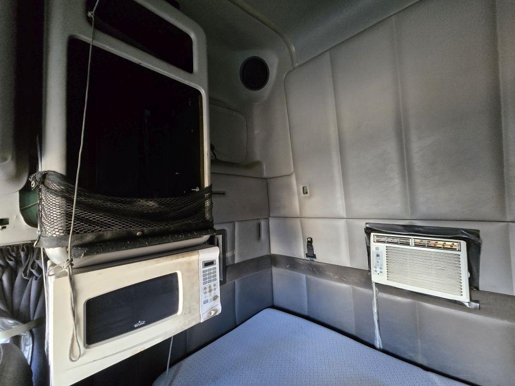 2001 Volvo VNL660 w/ Rebuilt Detroit 60 Series Engine