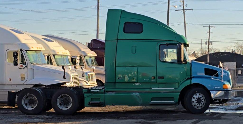 2001 Volvo VNL660 w/ Rebuilt Detroit 60 Series Engine
