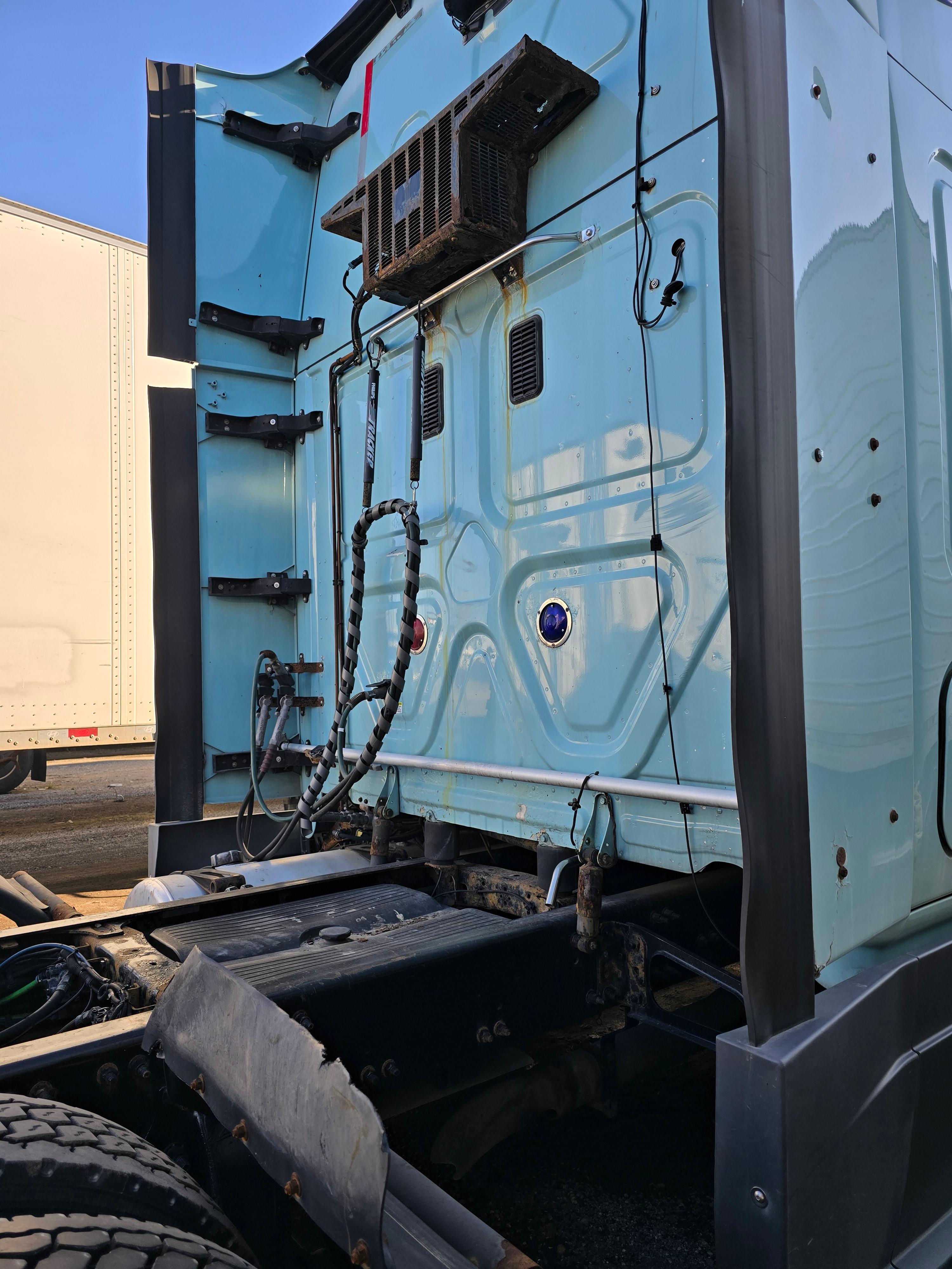 2016 Freightliner Cascadia 113 w/ DD13 Engine