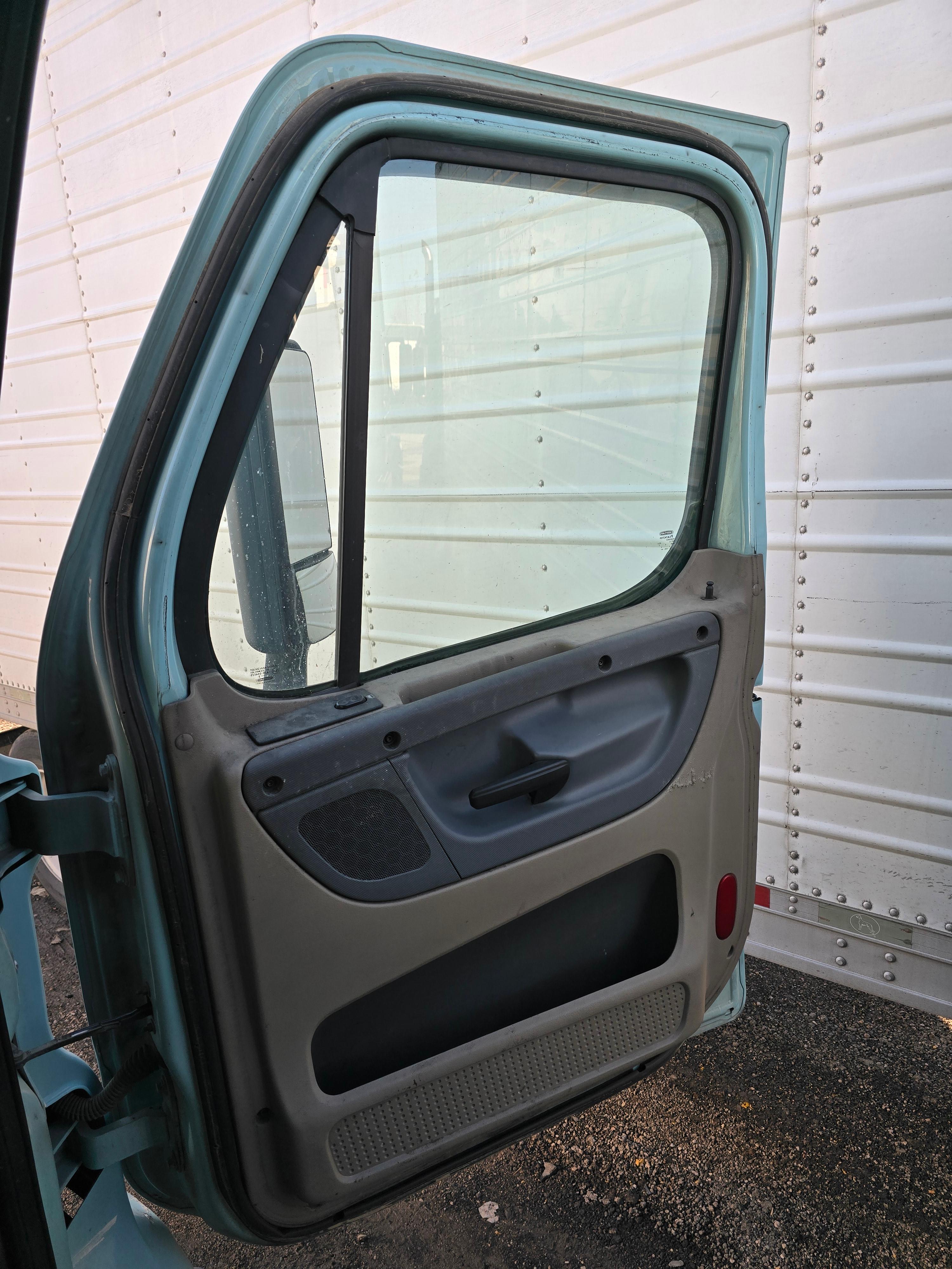 2016 Freightliner Cascadia 113 w/ DD13 Engine