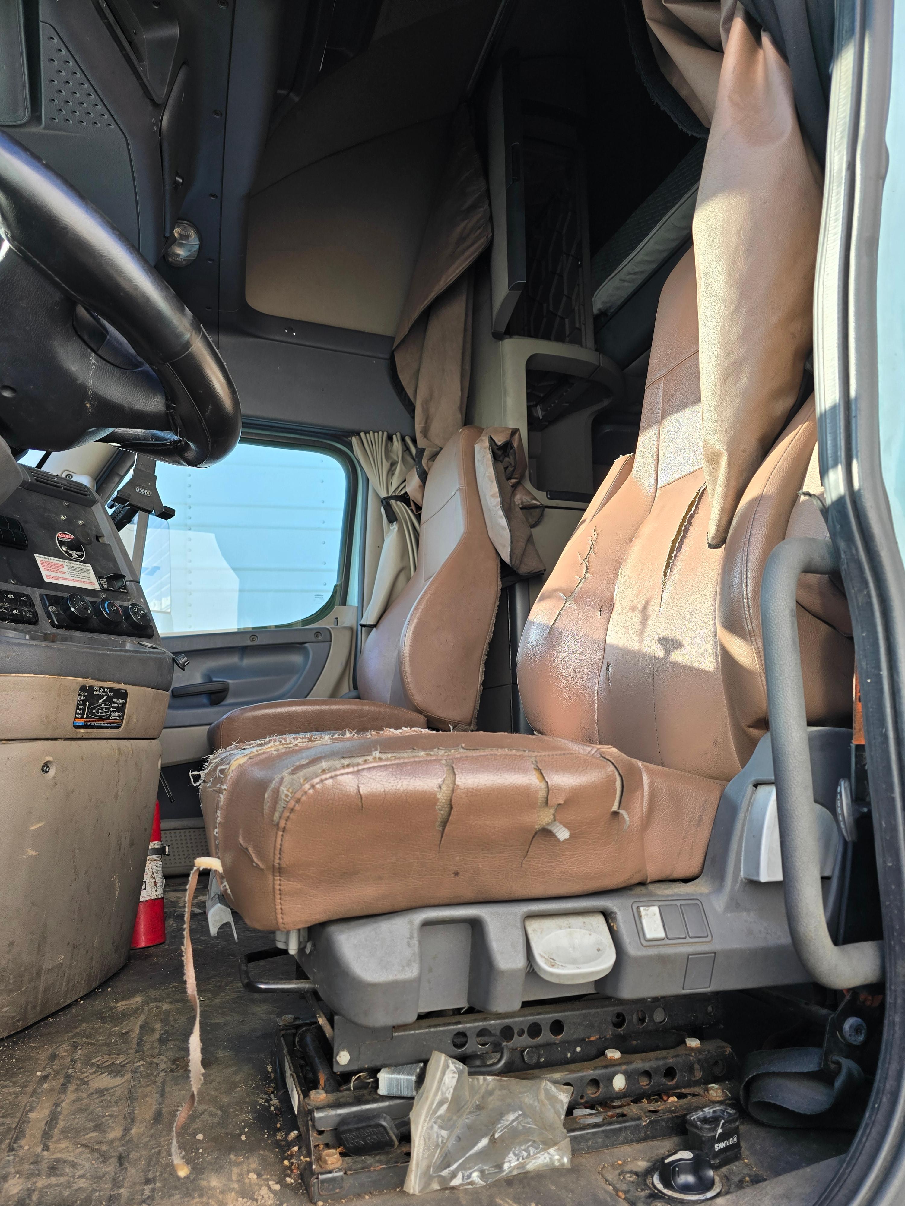 2016 Freightliner Cascadia 113 w/ DD13 Engine
