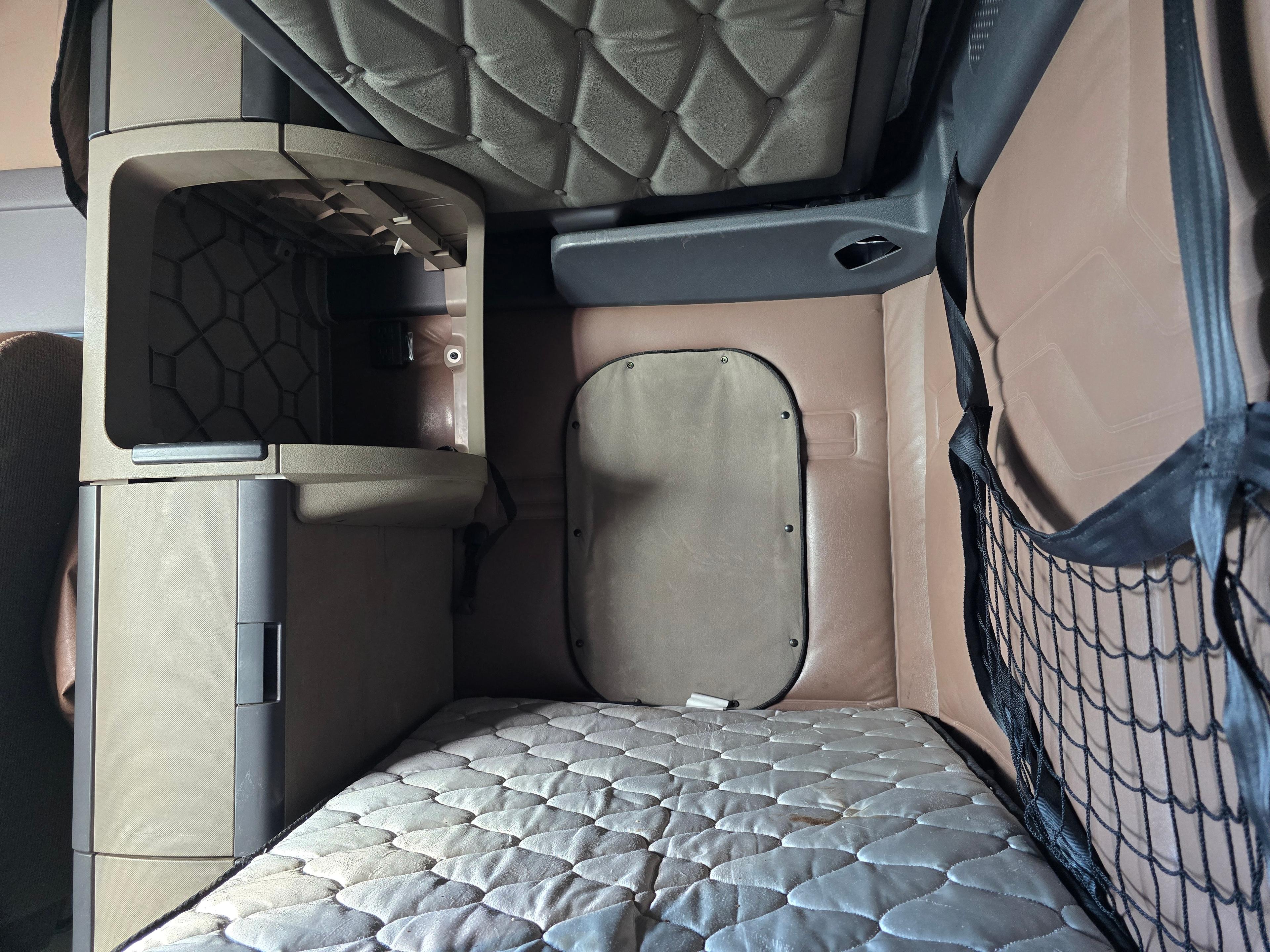 2016 Freightliner Cascadia 113 w/ DD13 Engine