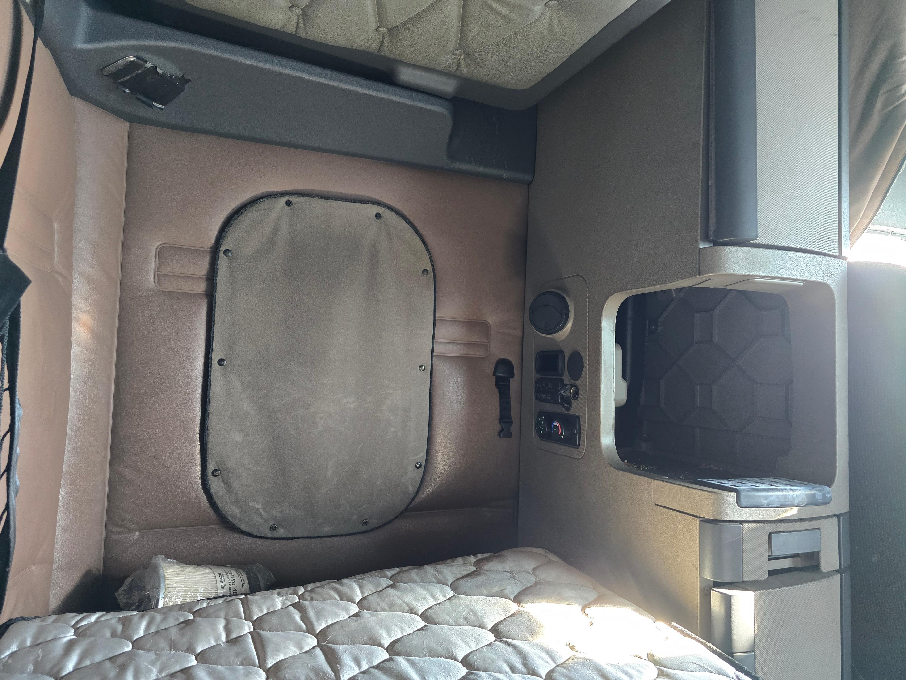 2016 Freightliner Cascadia 113 w/ DD13 Engine