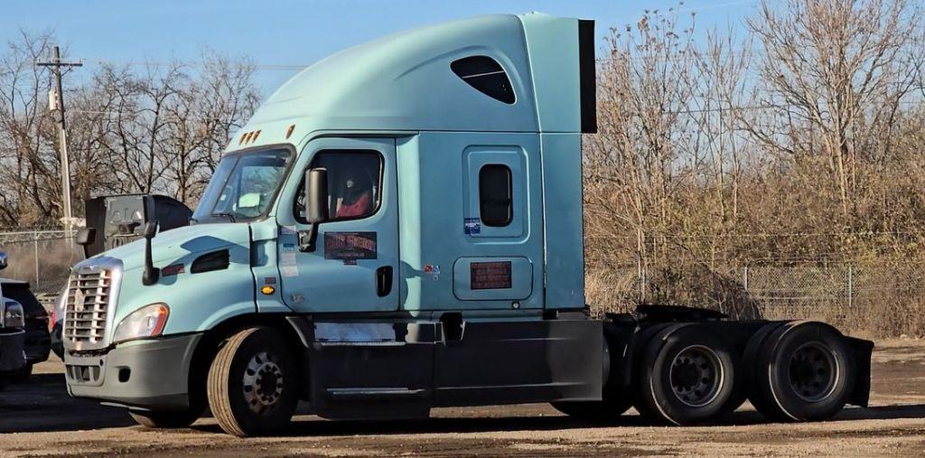 2016 Freightliner Cascadia 113 w/ DD13 Engine