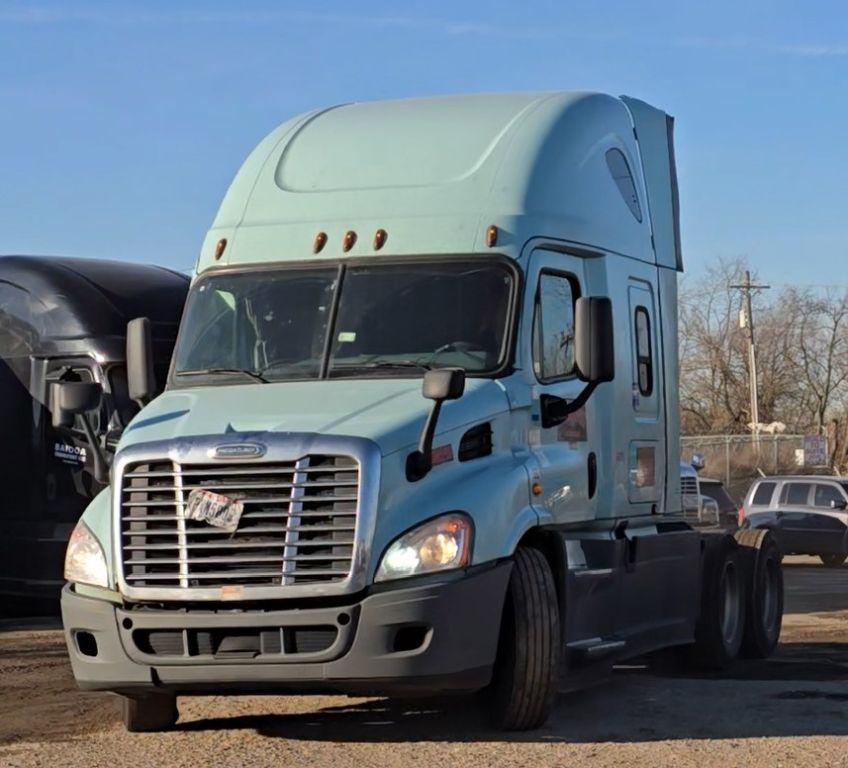 2016 Freightliner Cascadia 113 w/ DD13 Engine
