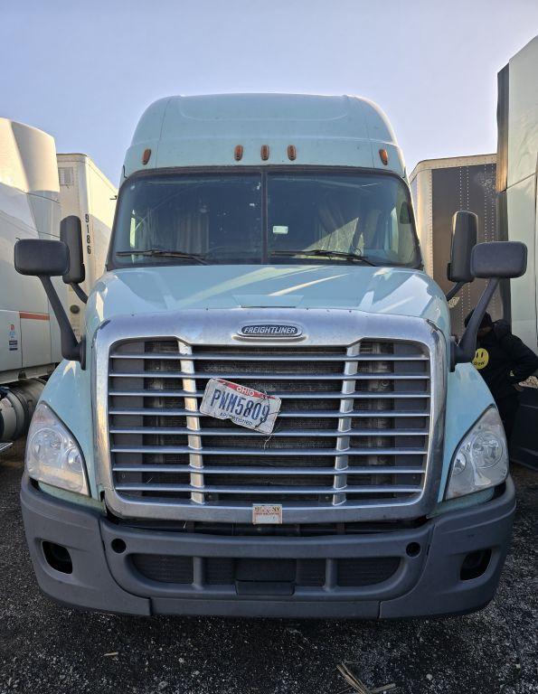 2016 Freightliner Cascadia 113 w/ DD13 Engine
