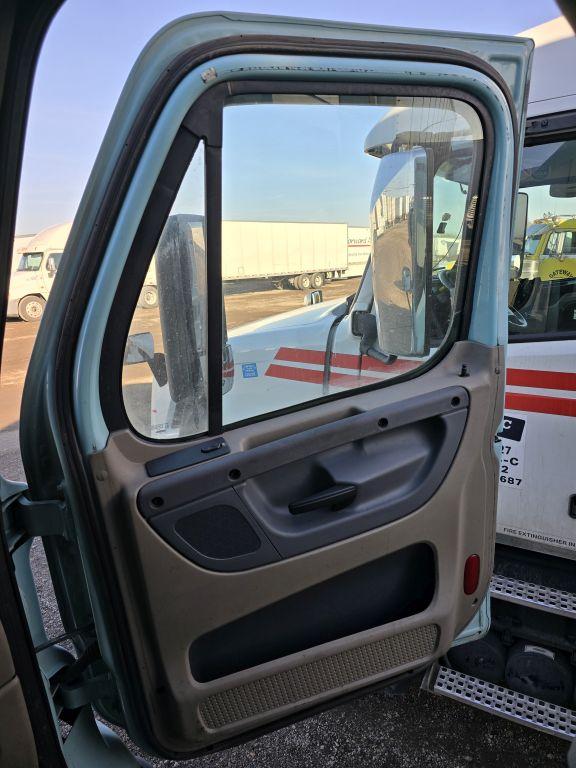 2016 Freightliner Cascadia 113 w/ DD13 Engine