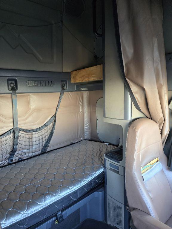 2016 Freightliner Cascadia 113 w/ DD13 Engine