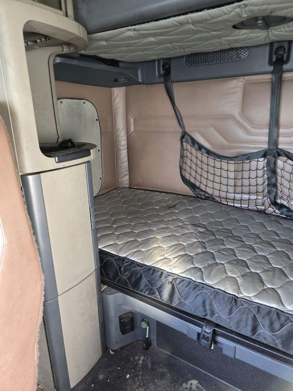 2016 Freightliner Cascadia 113 w/ DD13 Engine