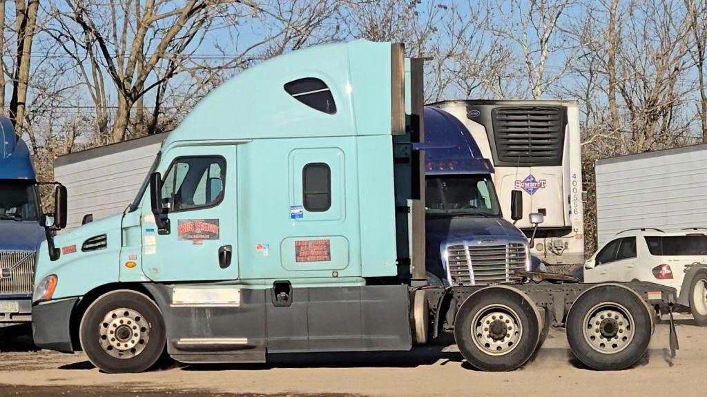 2016 Freightliner Cascadia 113 w/ DD13 Engine