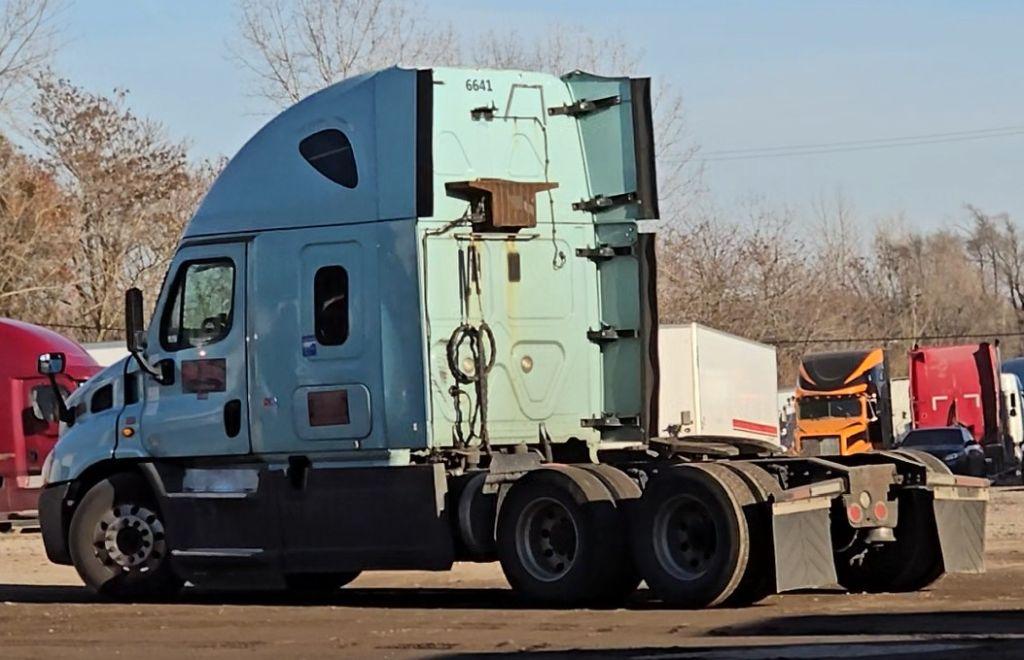 2016 Freightliner Cascadia 113 w/ DD13 Engine