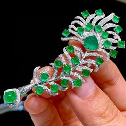 14k Gold 8.8 Ct Vivid Green Natural Emerald & Diamond Brooch/pendant( Without Chain )