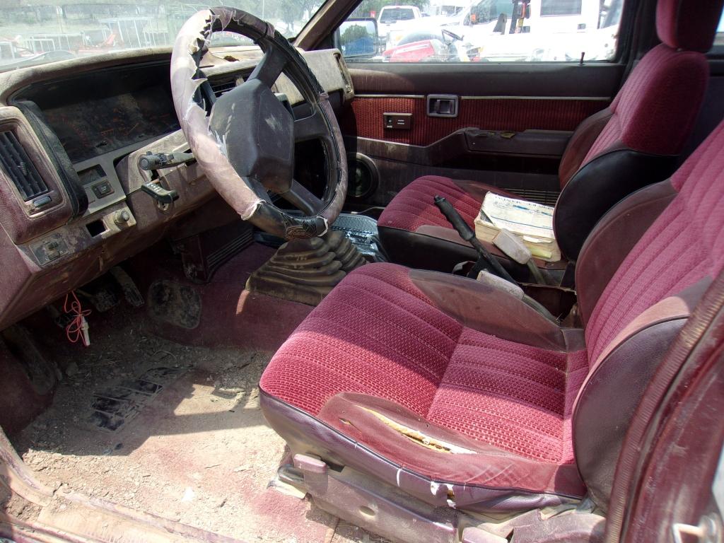 1989 Nissan 4 WD Pickup (TITLE) (KEY)