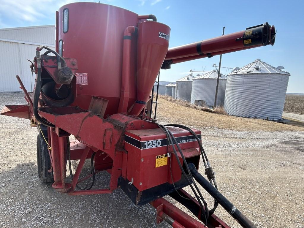 Case IH 1250 grinder mixer *New Boston*