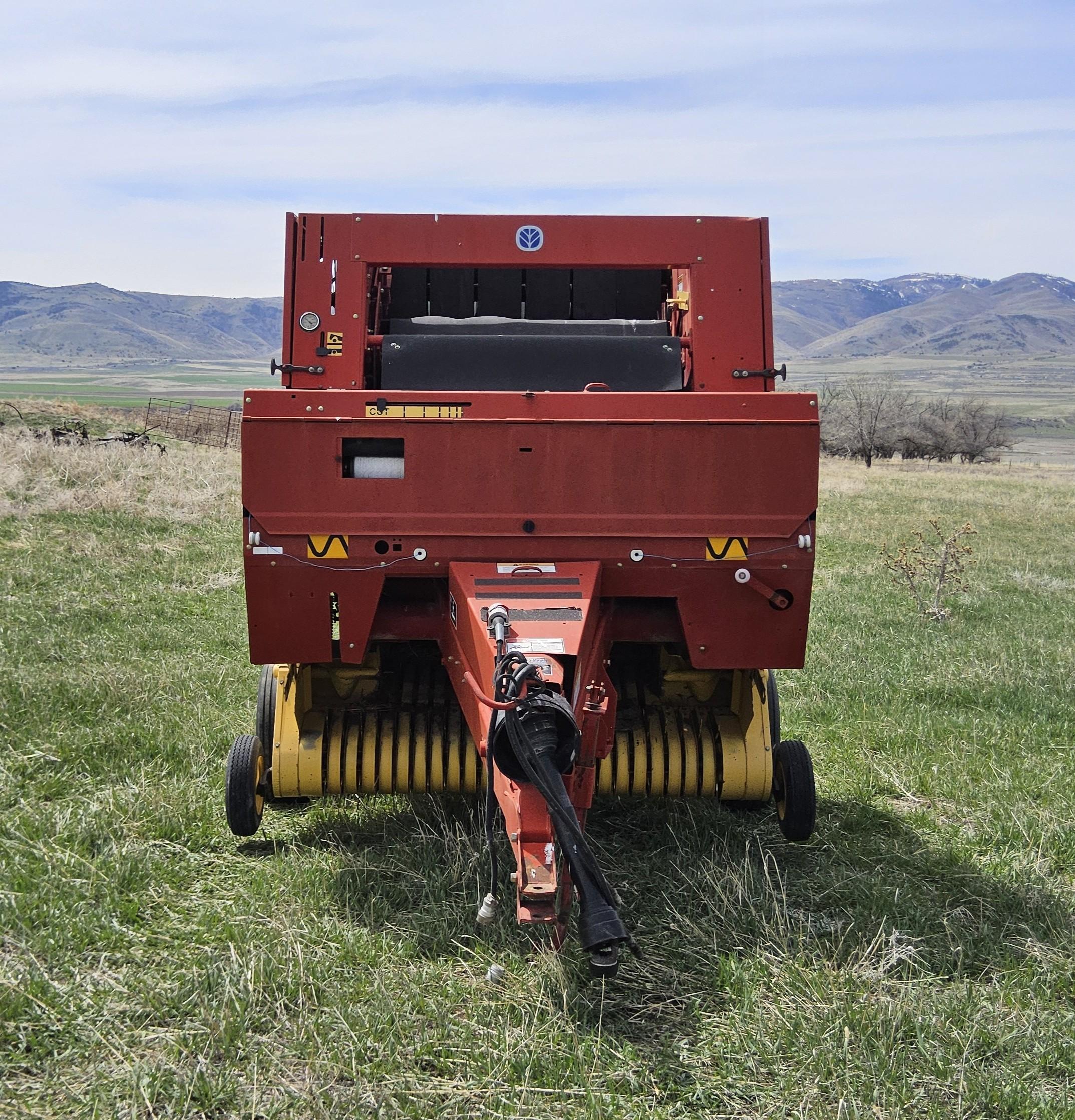 New Holland 648 Round Baler