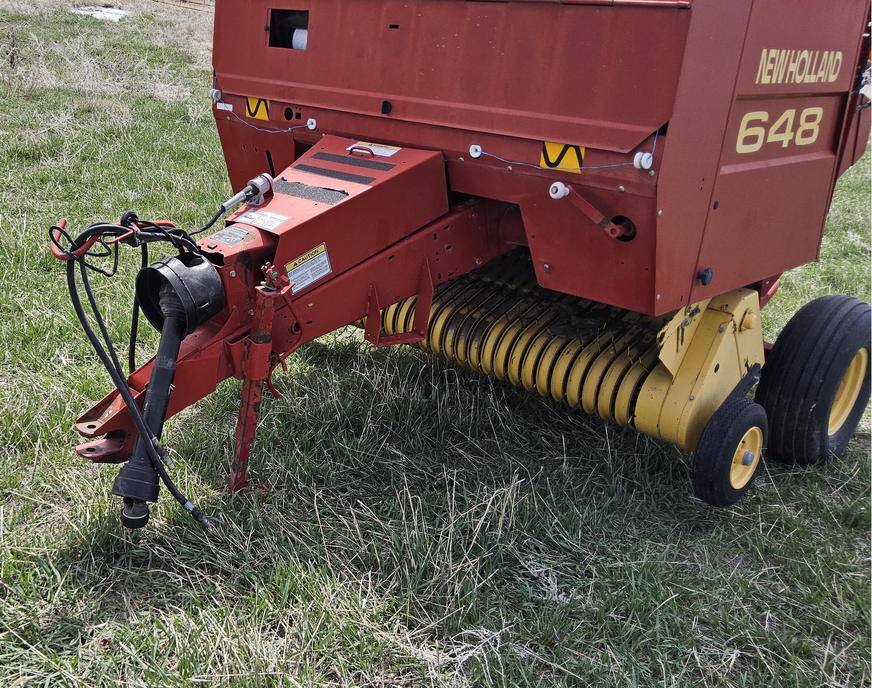 New Holland 648 Round Baler
