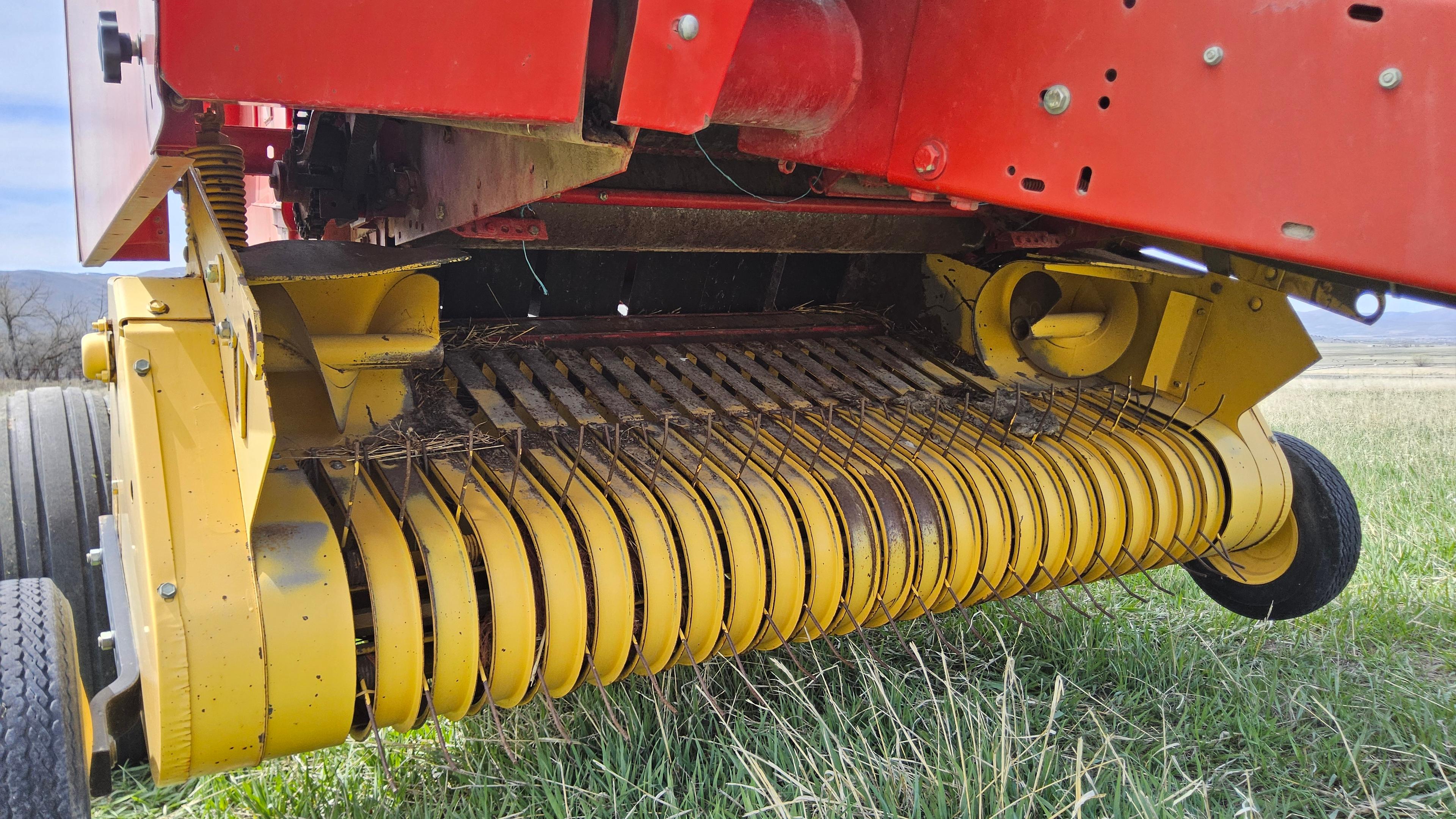 New Holland 648 Round Baler