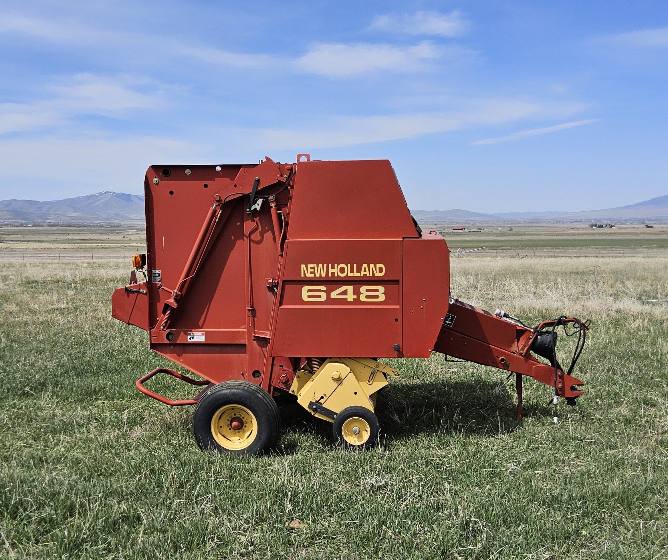New Holland 648 Round Baler