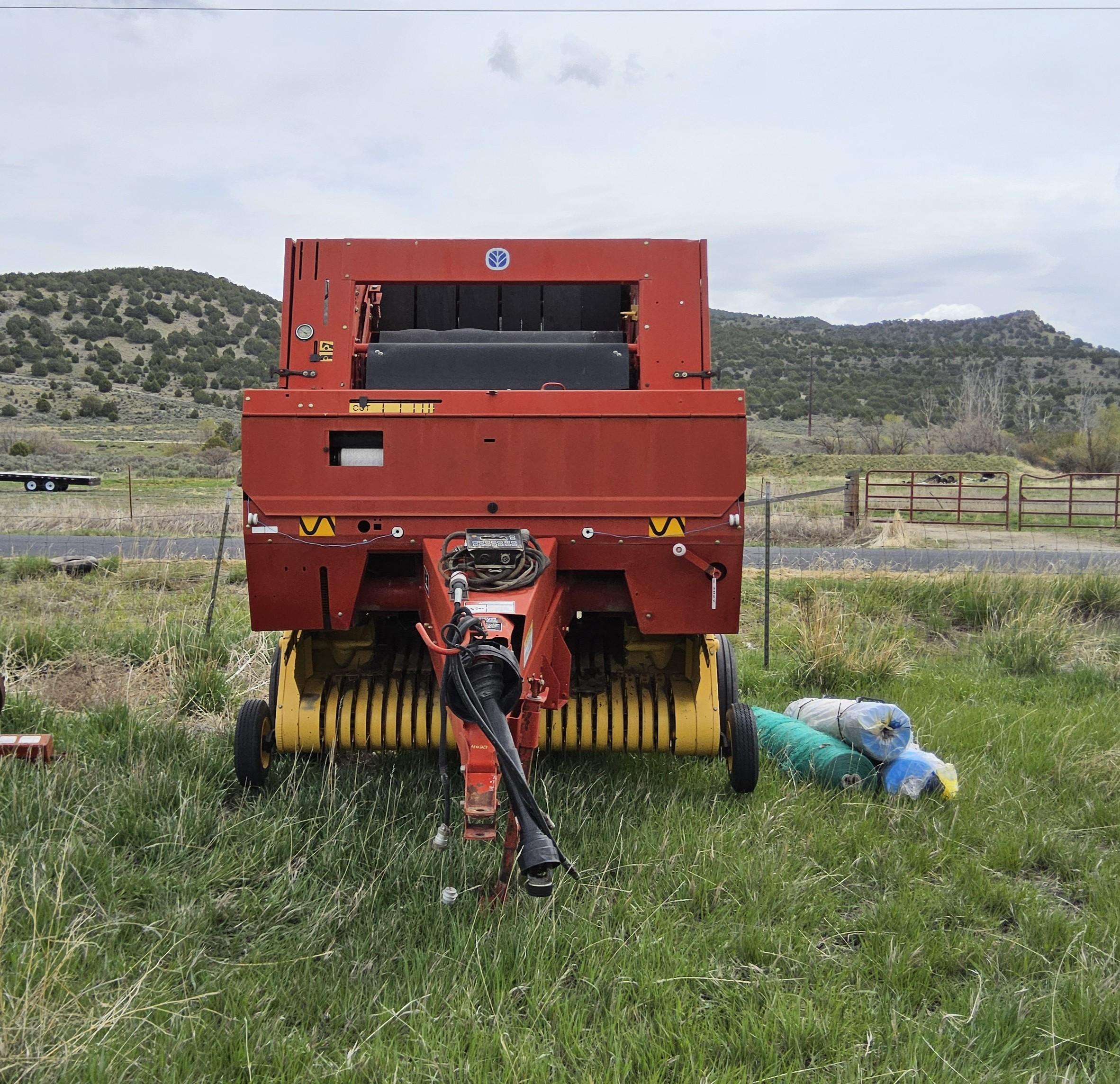 New Holland 648 Round Baler