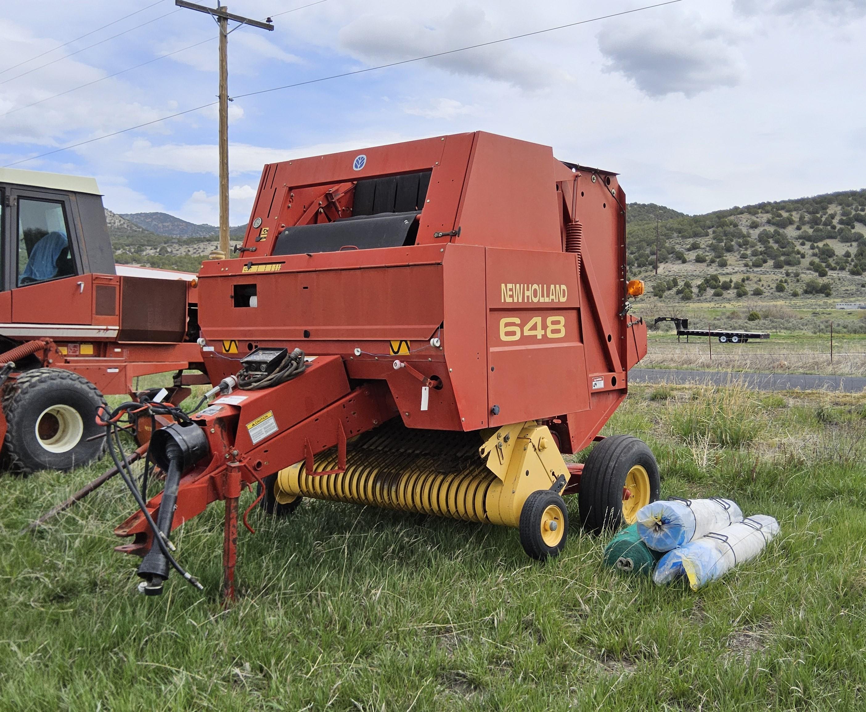 New Holland 648 Round Baler