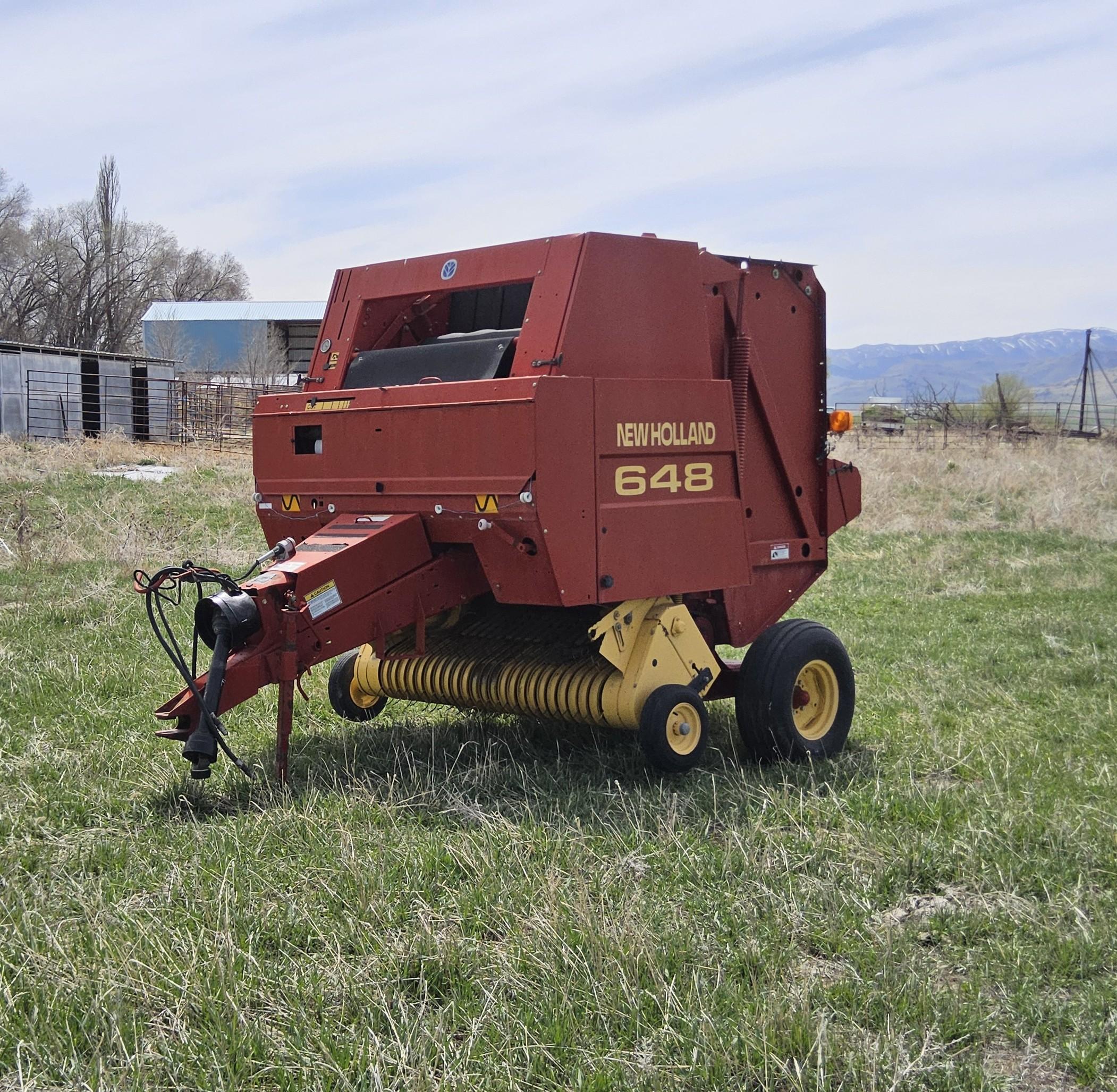 New Holland 648 Round Baler