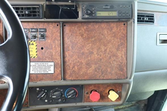 2004 KENWORTH T300 DUMP TRUCK WITH CRANE
