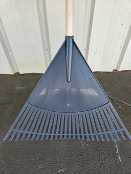 Project Source Poly Leaf Rake 47 Inch.