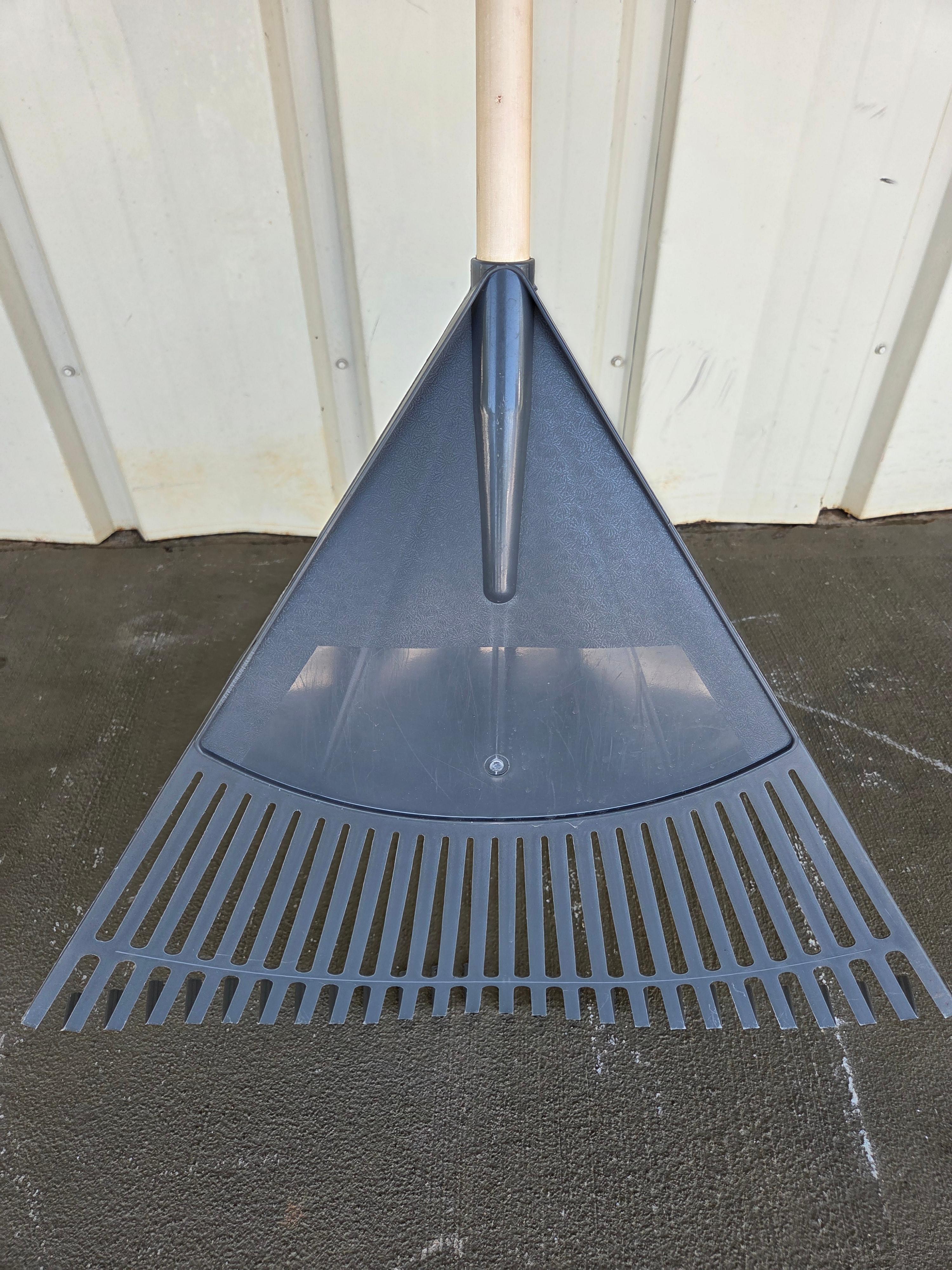 Project Source Poly Leaf Rake 47 Inch.
