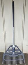 Project Source 26-in Plastic Leaf rake with Steel Handle - Cracked