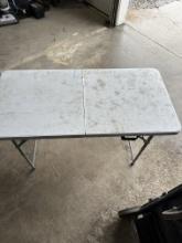 2 Folding Tables