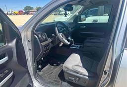2020 Toyota Tundra Cr Max 4WD 5.7L V8 5TFDY5F18LX955681