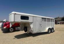 2003 CM 3 horse slant, Horse Trailer