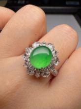 An Exquisite 18k Gold Diamond Inlaid Jadeite Ring