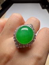 An Exquisite 18k Gold Diamond Inlaid Jadeite Ring