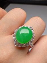 An Exquisite 18k Gold Diamond Inlaid Jadeite Ring