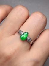 An Exquisite 18k Gold Diamond Inlaid Jadeite Ring
