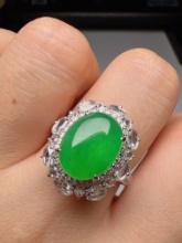 An Exquisite 18k Gold Diamond Inlaid Jadeite Ring